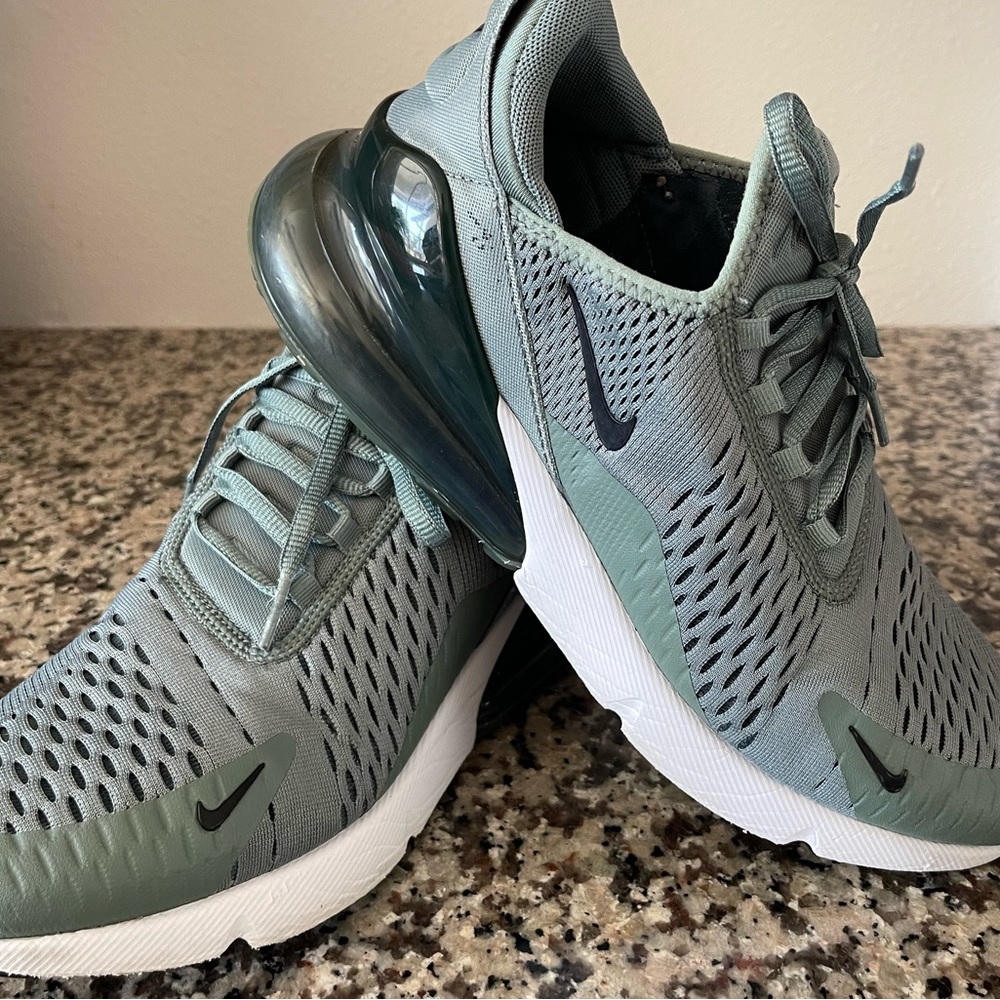 NIKE Air Max 270 - Men’s Size 8